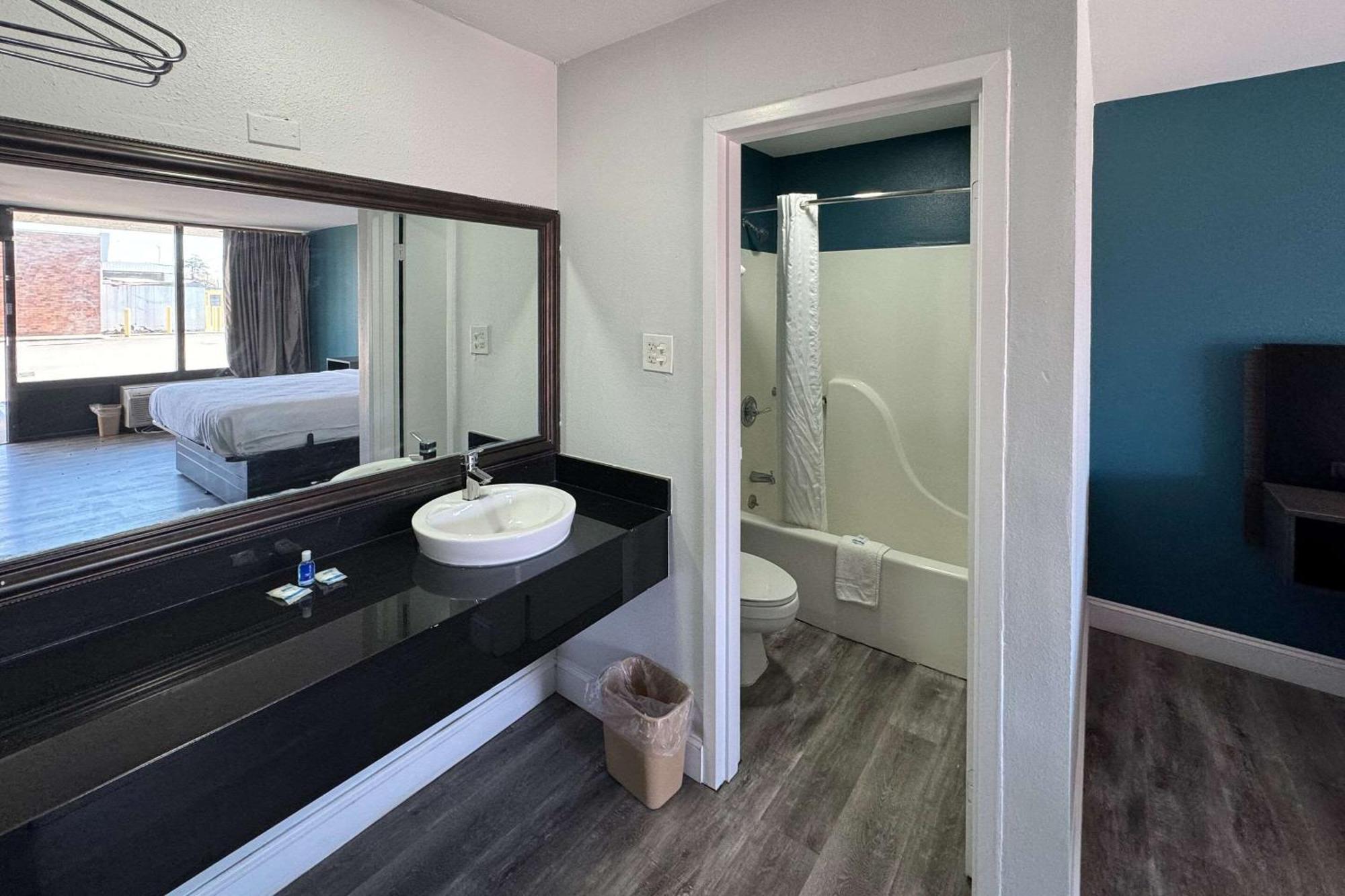 Rodeway Inn غرب ممفيس المظهر الخارجي الصورة